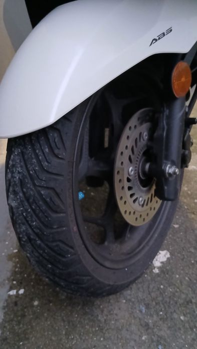 Pcx honda 2024 moto com 19000km rodados  vendo há vista.