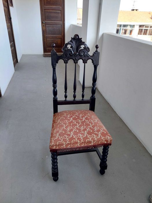 Cadeira madeira estofada