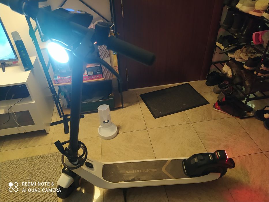 Trotinete elétrica faz até 40km em bom estado ,com marcas de uso.