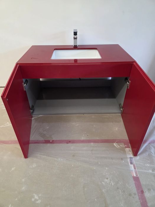 Movel com pia e espelho