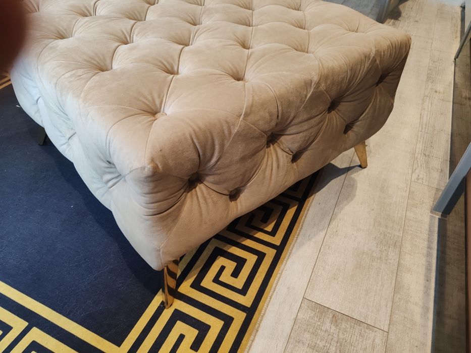 Pufa Glamour pikowana na nóżkach 80x80 wysokość 45cm Chesterfield