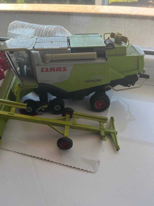 модель Порше 1 18 та комбайн CLAAS (виробник SIKU)