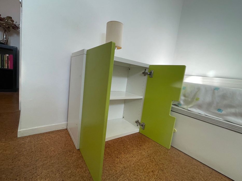 Cama de criança com colchões e armários