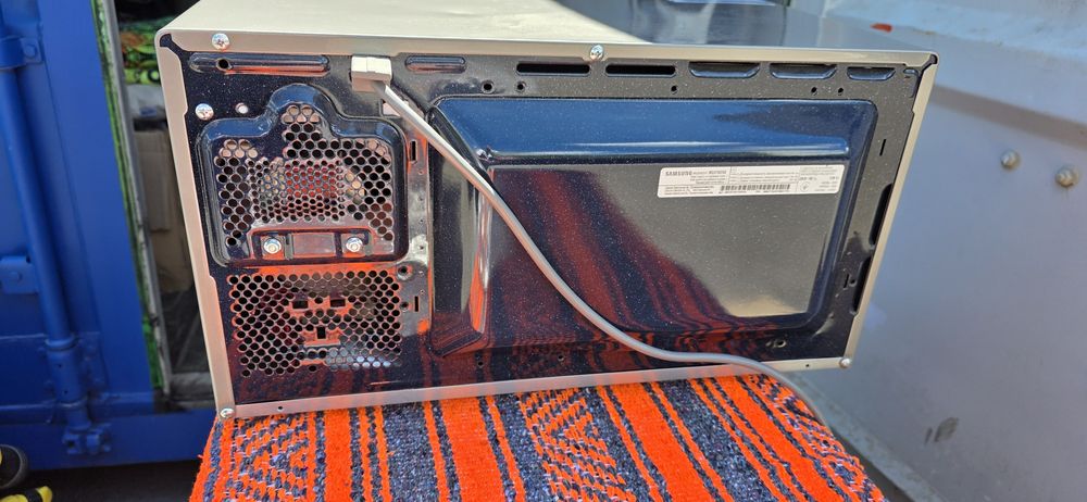 Продам мікрохвильову піч Samsung MS23F302TAS/UA в відмінному стані.