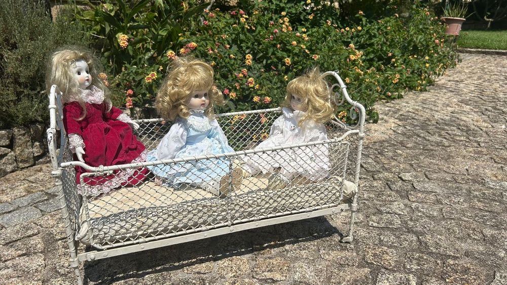 Cama  pequenina, maciça em ferro e rede