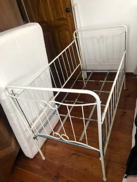 cama branca em ferro para bebe