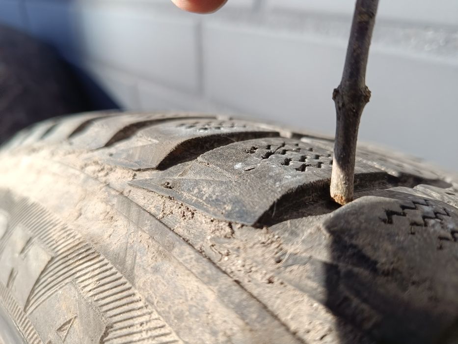 Felgi stalowe R 15 z oponami zimowymi komplet 4 sztuk.