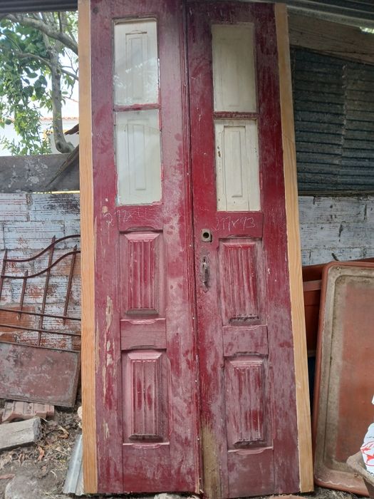 Porta dupla com postigo