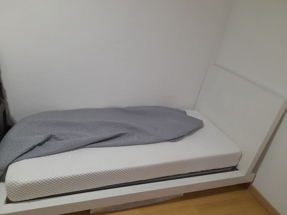 Vendo cama de solteiro mais mesinha