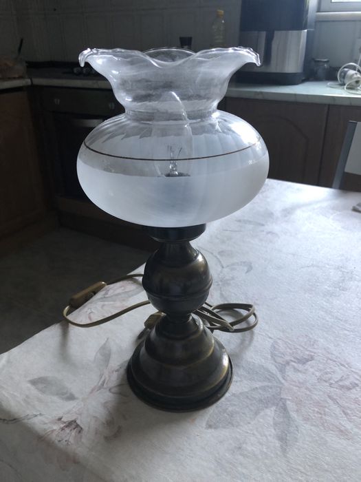 Abajur antigo para mesa de cabeceira em metal antigo