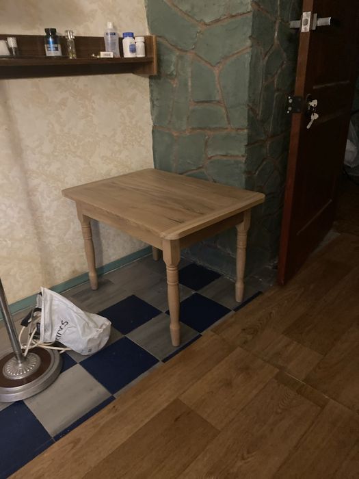 Продам столик деревянный