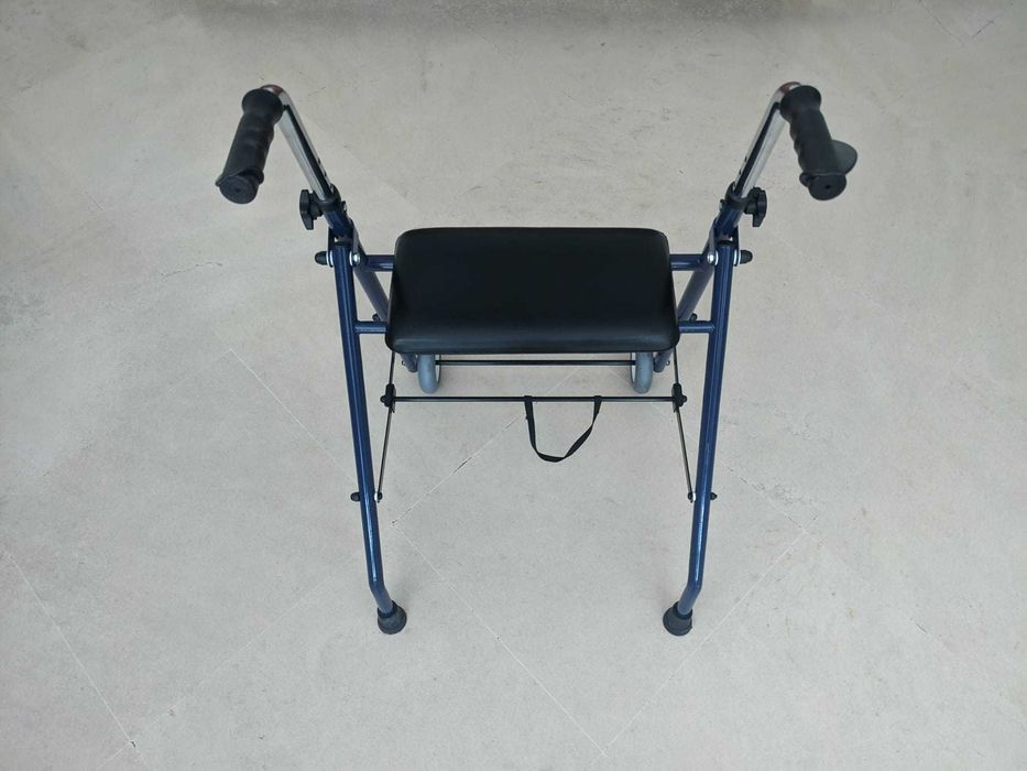 Andarilho com 2 rodas e assento, dobrável. Como novo