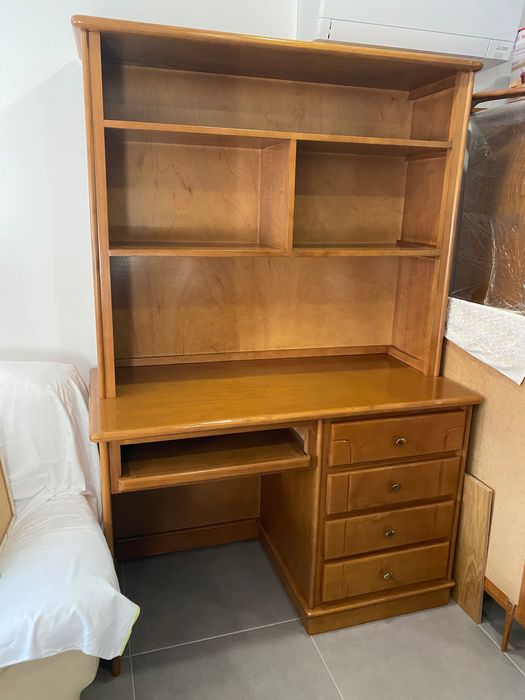 Secretária em madeira de castanho com estante