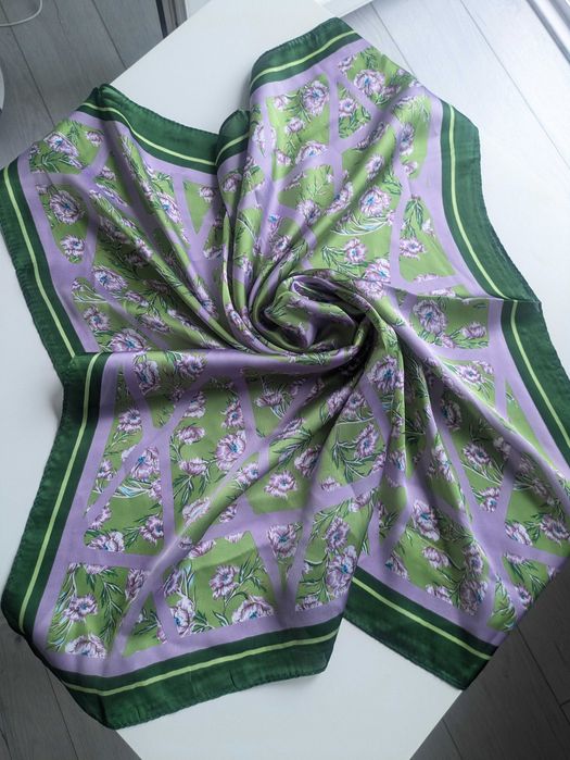 Chusta fioletowa w kwiaty 70x70 cm