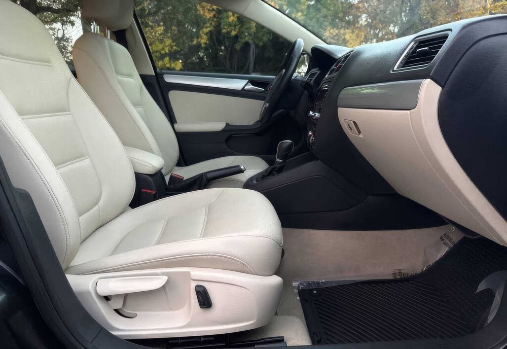 Volkswagen Jetta SE with Connectivity      2014