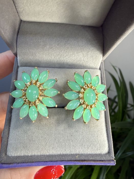 Золотые серьги с нефритом