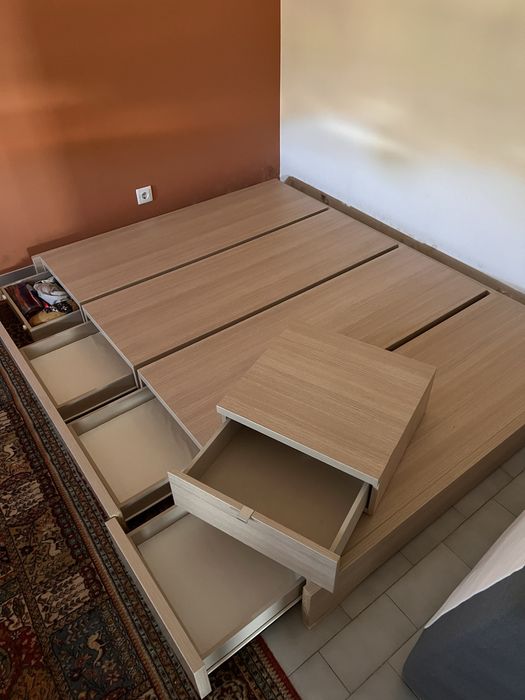 Cama e Mesa de Cabeceira em bom estado