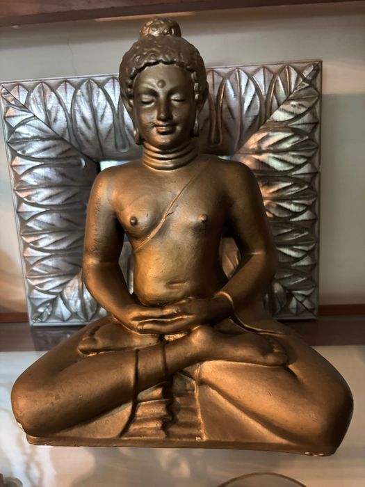 Buda dourada com muitos anos. Tem uma ligeira descasque de tinta como se vê nas fotografias
