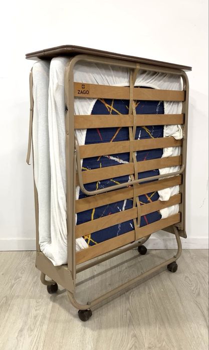 Cama dobrável de solteiro.