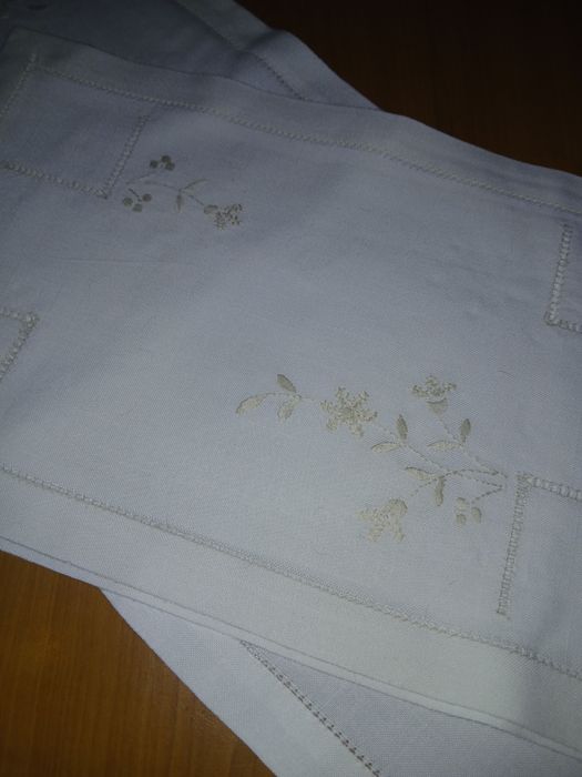 Conjunto  Naperon em  linho bordados
