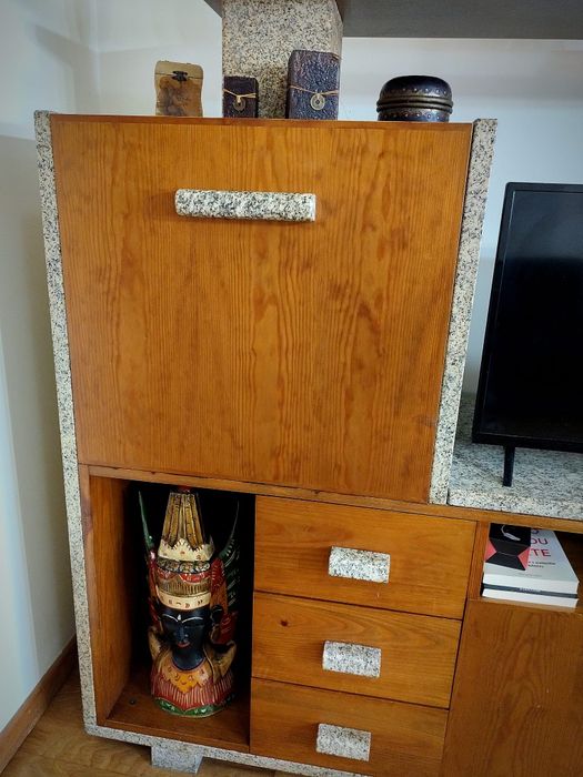 Móvel da sala madeira e granito