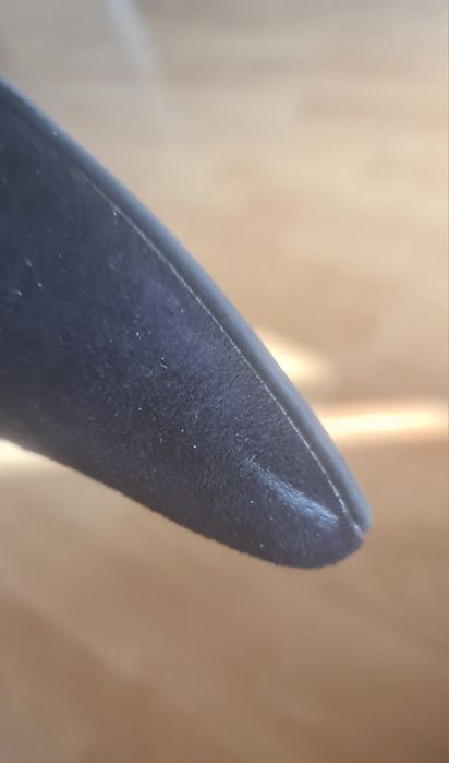 Czarne koturny ze złotym paskiem