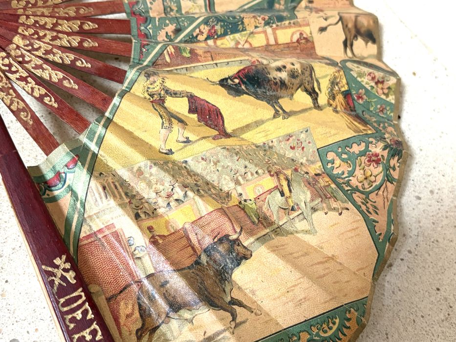 Antigo leque circular espanhol com cenas de touradas Sec XIX / XX