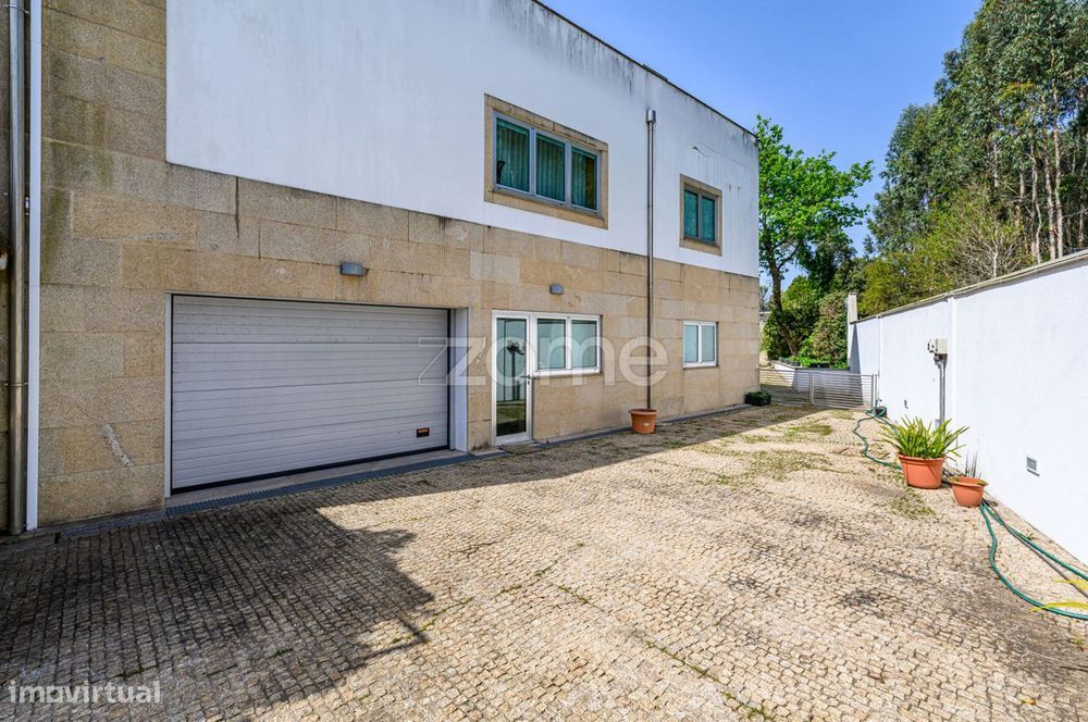 Moradia 6 Quartos (4 suites) com piscina aquecida, jardim e garagem