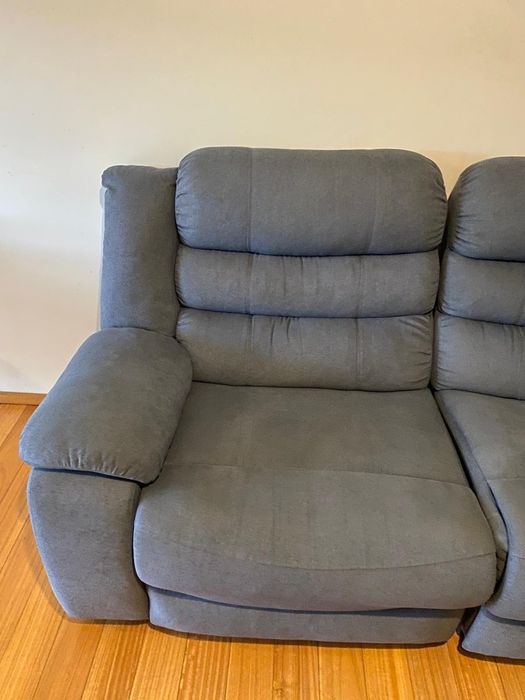 Sofá cinzento com chaise longue