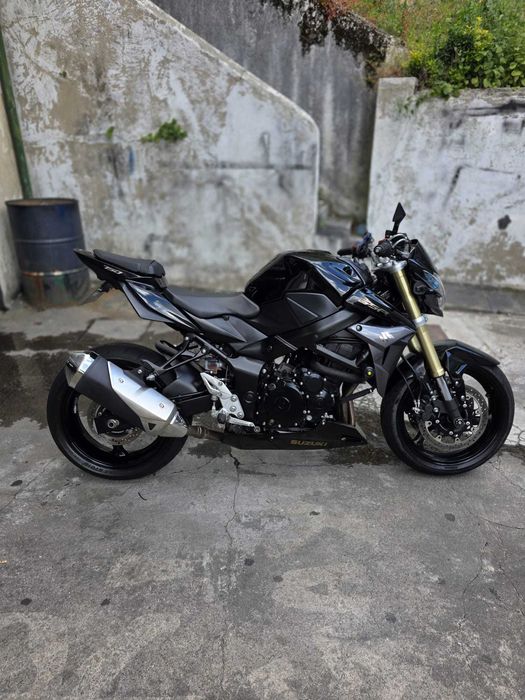 Suzuki GSR 750 naked