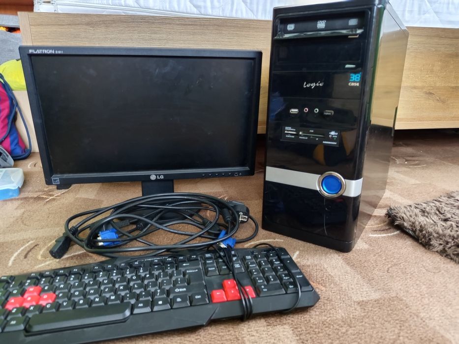 Stary komputer, monitor, klawiatura i kable