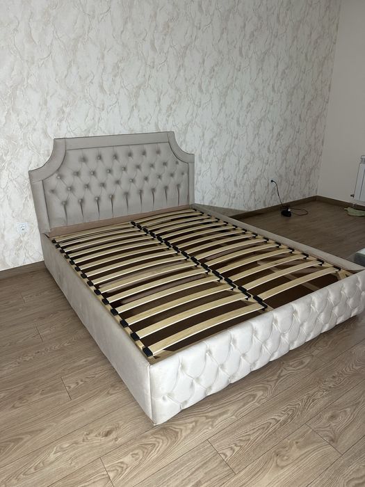 Ліжко з підйомним механізмом