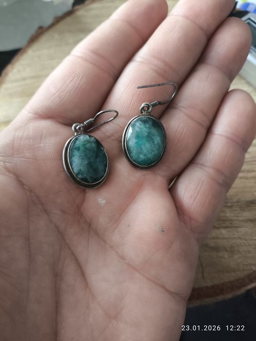 Duże srebrne kolczyki ze szmaragdowym oczkiem . Vintage