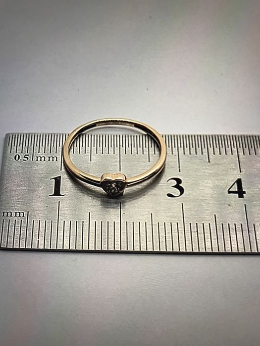 Золотое кольцо с бриллиантом