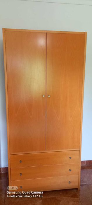 Vende-se roupeiro em madeira