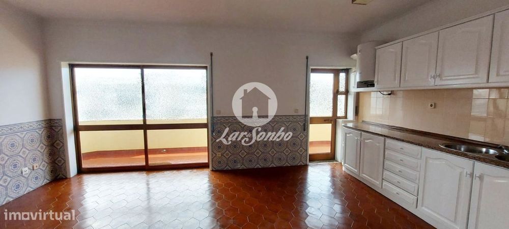 Apartamento T1 com terraço de 50m2 a 500m da praia da Amorosa, Vian...