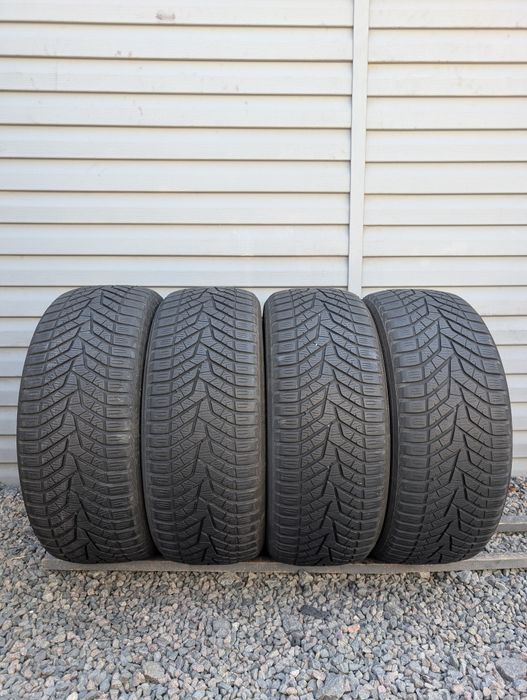 Комплект зимових шин Yokohama 235/55 R17 235*55 17 BluEarth Winter V905 001717