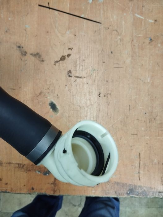 Патрубок радіатора escape 2.5