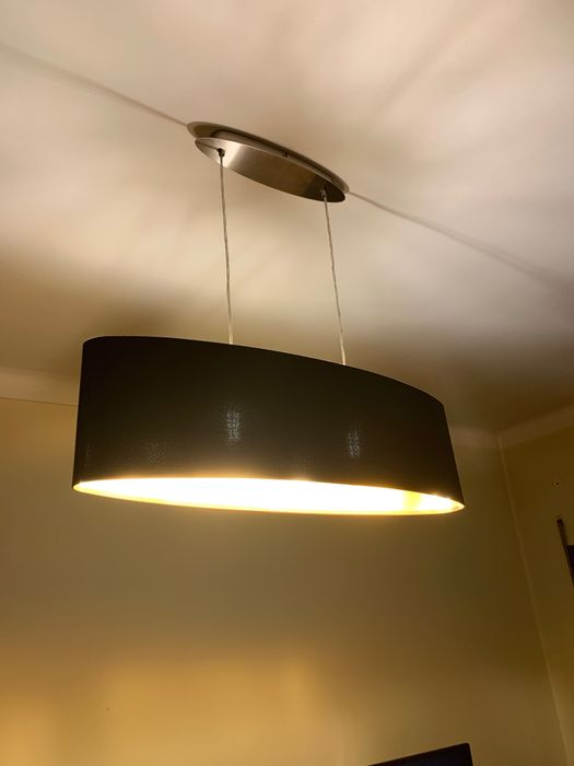 Candeeiro de teto preto com interior dourado