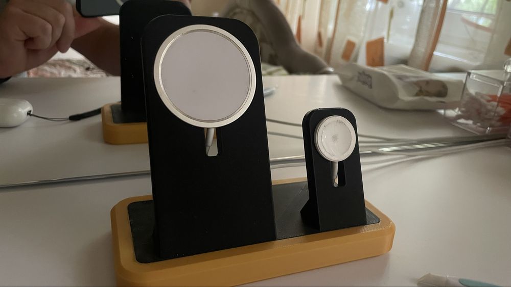 Підставка для телефона та годинника