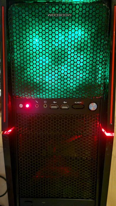 Komputer z procesorem i7-7700 i grafiką 4 GB.