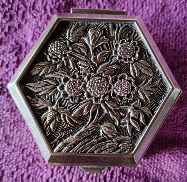 Caixa vintage hexagonal para joias, banhada a prata.