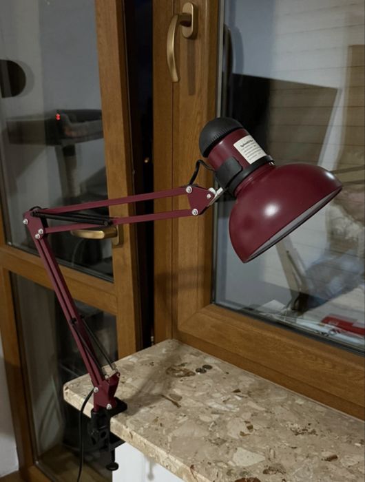 Lampa na regulowanym ramieniu