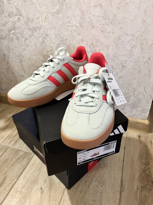 Кеди adidas нереального коліру