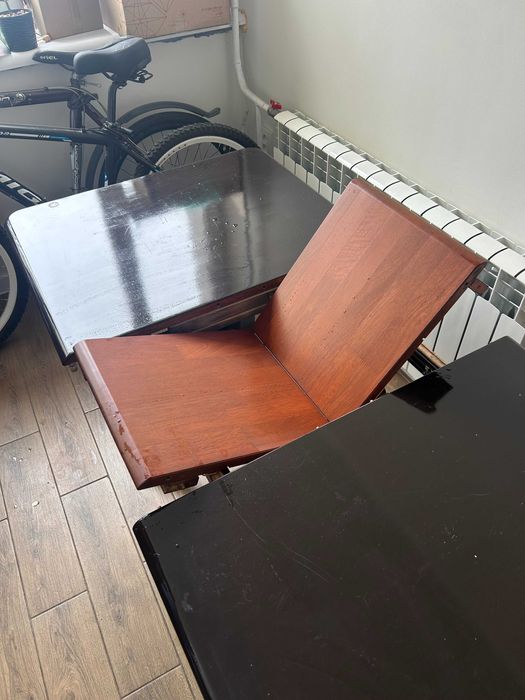 Розкладний дерев’яний стіл зі скляною вставкою