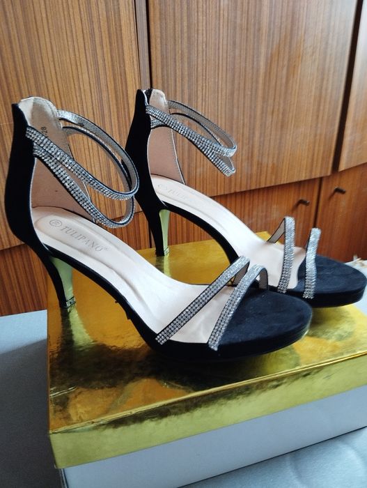 Sprzedam czarne sandałki . roz.39