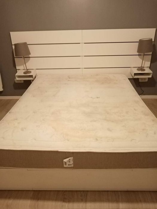 Cama e cabeceira do IKEA
