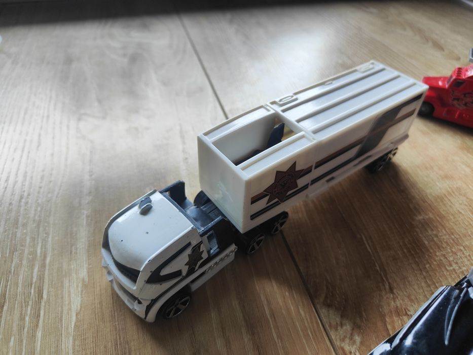 Zabawki 3 ciężarówki  hotwheels