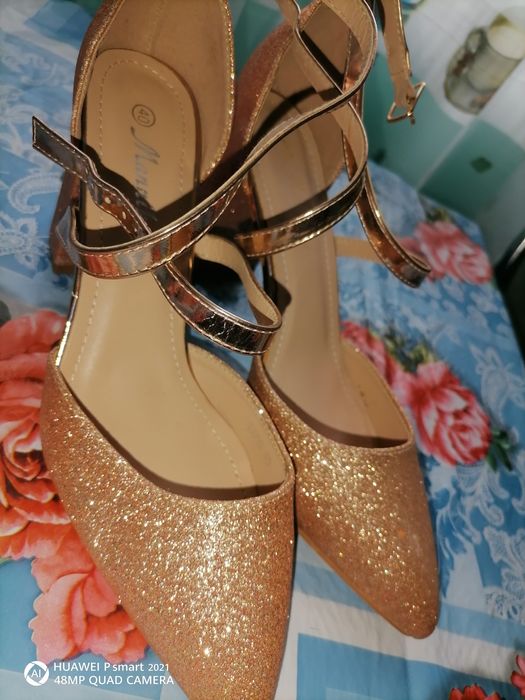 Практично нові босоніжки /туфлі