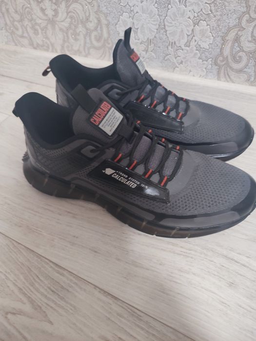 Продам чоловічі кросівки